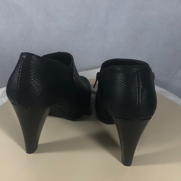 💜 NEW , White Mt , Black Booties, Size 10 . - Picture 3 of 6